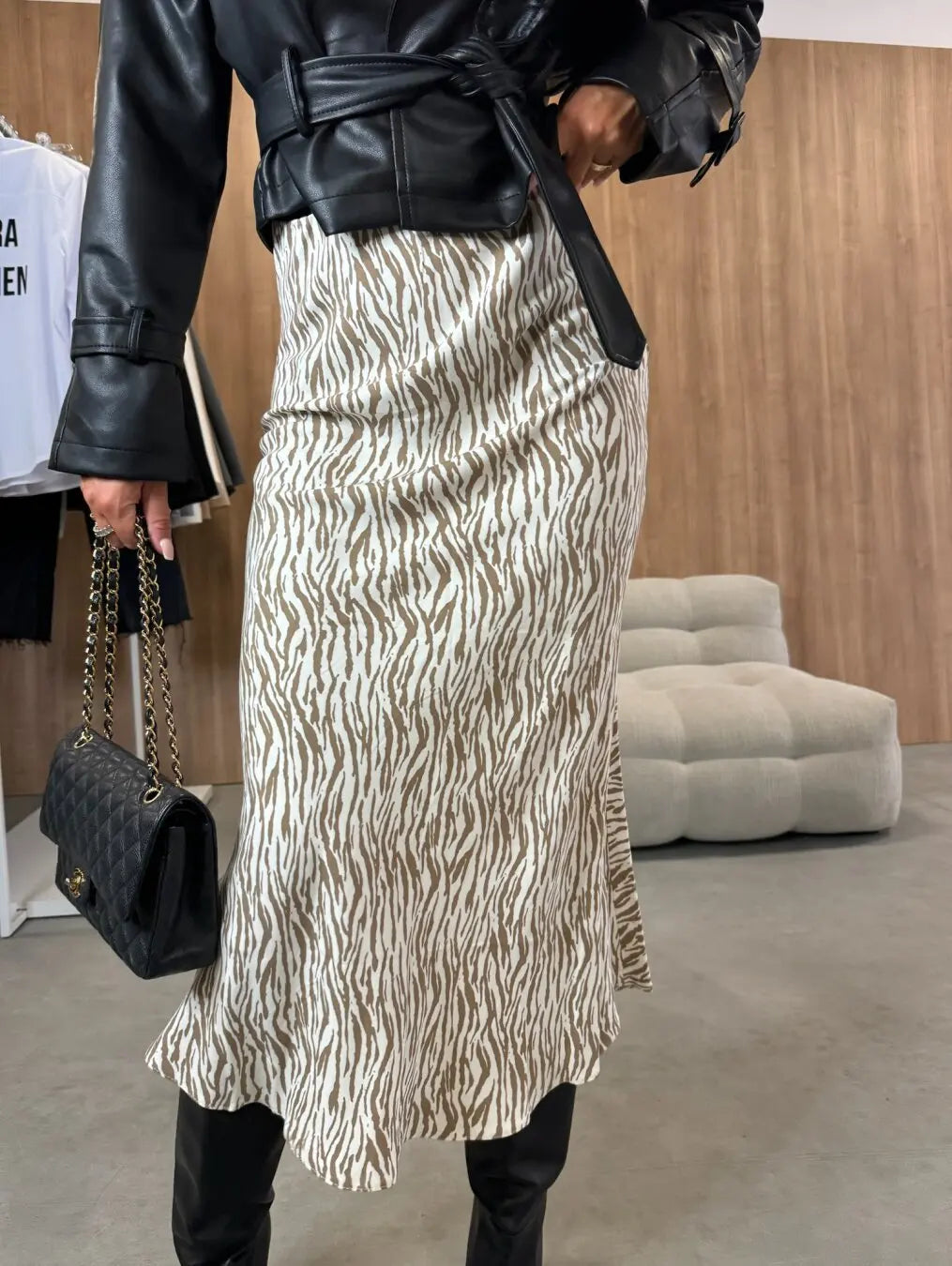 Chic Leopard Print Midi Skirt – High-Waisted Bohemian Style for 2024